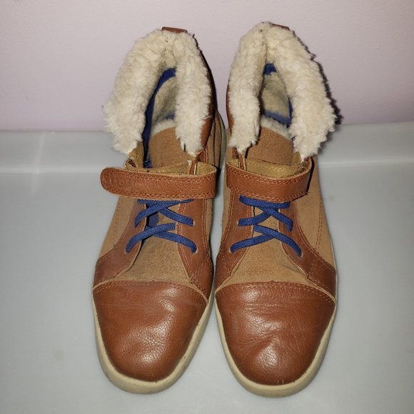 UGG Youth Chestnut Brown Leather/Suede Chukka Boot Boy's Size 8.5 - Pre-Owned - Picture 3 of 7